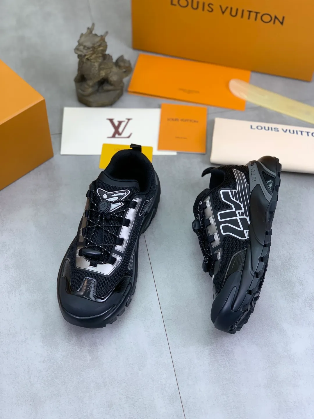 Men's Men's Shoes💰P740 New High Version LV Louis Vuitton L Jialu Brand Runner Tatic Series Thick Sole Casual Sports Shoes Running Shoes Original Purchase Development Production This LV Runner Tatic sports shoe combines technical materials such as mesh fabric and ribbons to interpret the inspiration of traditional mountaineering shoes. LV letters are written on one side, the lariat buckle of the quick lacing system is embellished with Monogram flowers and Louis Vuitton logos, and the light and wear-resistant rubber outsole completes the whole package. The delivery counter is beautifully packaged🛍📦 ▪️Fabrics: Original imported custom technical fabric + mesh ▪️Inner lining: Original customized breathable mesh ▪️Sole: Original open-molded anti-slip rubber combination material ▪️Sole thickness: 4CM ▪️Size: Men's 39-44 (38 45 (customized)